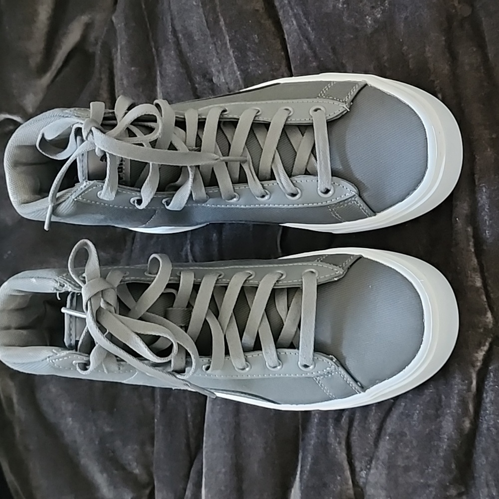 Tennis shoes